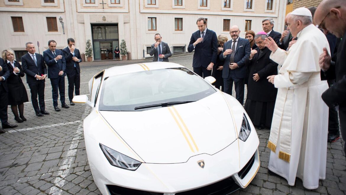 Papa Franjo dobio je na dar Lamborghini, koji je odmah dao na dražbu, a prihod je namijenjen katoličkim udrugama koje rade na povratku kršćana u Irak, pomažu žrtvama seksualne trgovine i potrebitima u Africi.